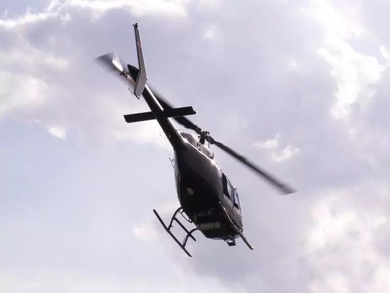 Hubschrauber im Flug als Symbolbild für Heliski
