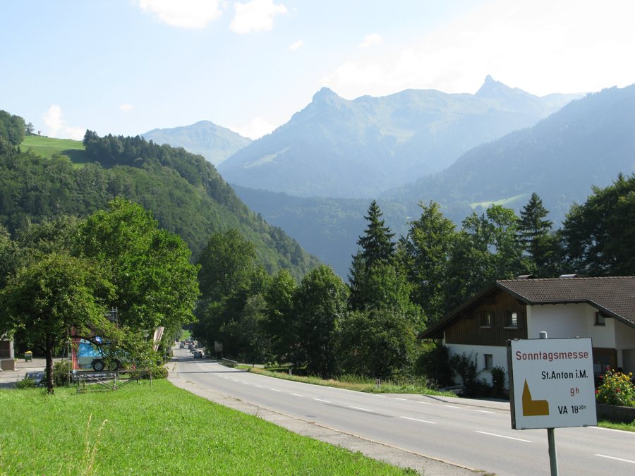 File:Sankt Anton im Montafon Durchgangsstraße.jpg