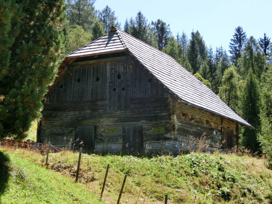 File:Lessach Pferdestall des Grubergutes bei 63 001.JPG