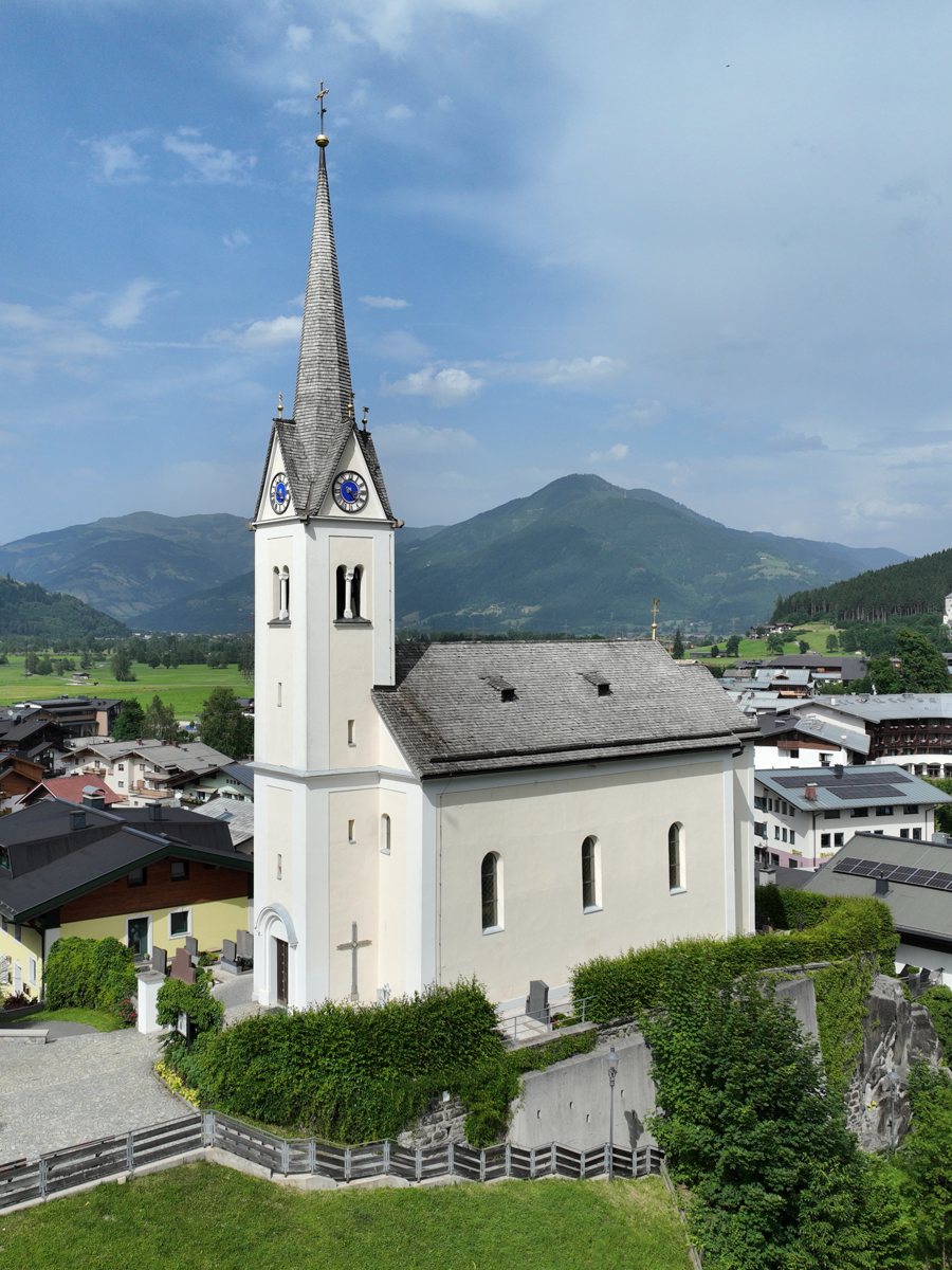 File:Kaprun - Kirche.JPG