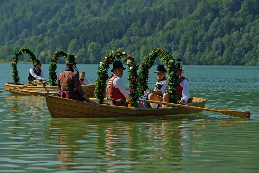 File:Mitglieder der Alt-Schlierseer Trachtengruppe rudern von Fischhausen nach Schliersee - vor dem Anlegen im Schlierseer Kurpark - Impression 1.jpg