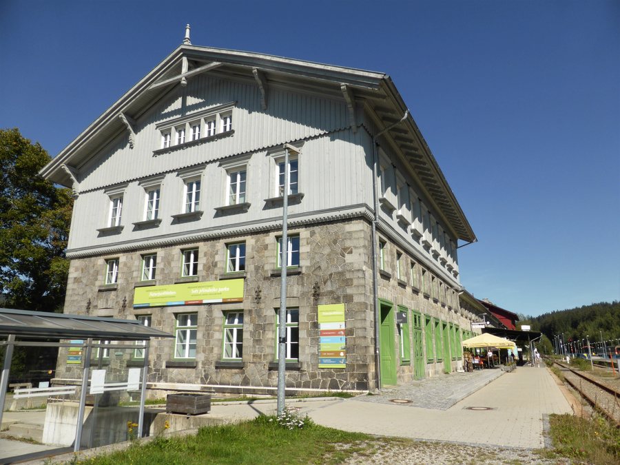 File:Empfangsgebäude, Bahnhof Bayerisch Eisenstein.jpg