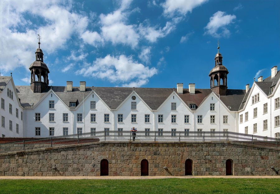 File:Schloss Plön, Seeseite.jpg