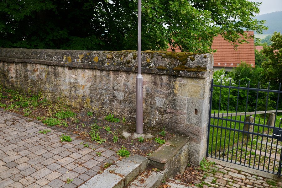 File:Sondernau, D-6-73-149-24, Friedhofsmauer Oberelsbach 20200710 001.jpg
