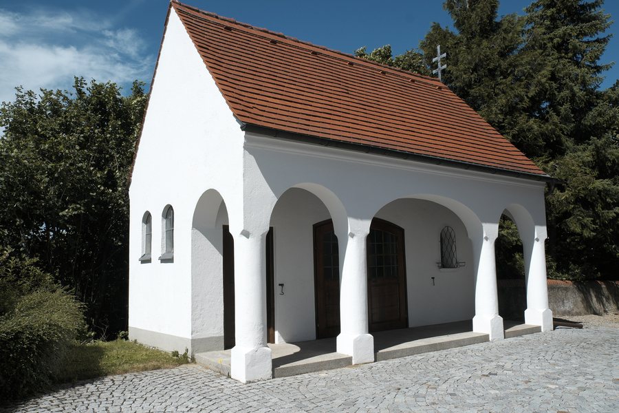 File:Günding (Bergkirchen) Leichenhalle 995.jpg