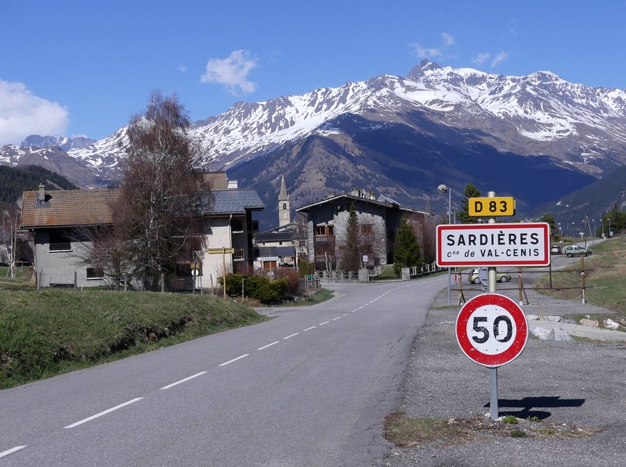File:Panneau d'entrée à Sardières en Maurienne (avril 2022).JPG