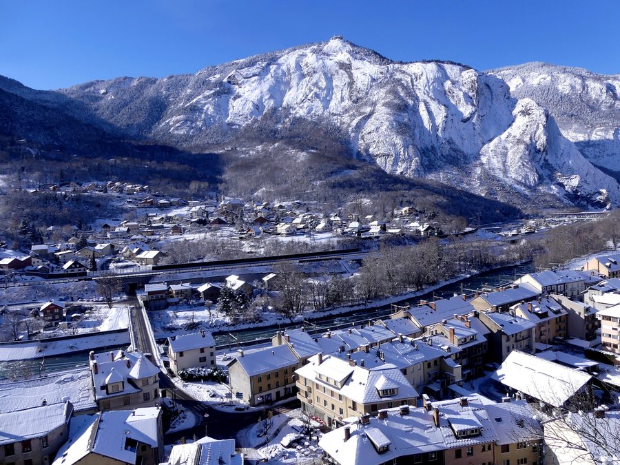 File:Saint-Martin-d'Arc depuis Saint-Michel-de-Maurienne enneigés (janvier 2026).JPG