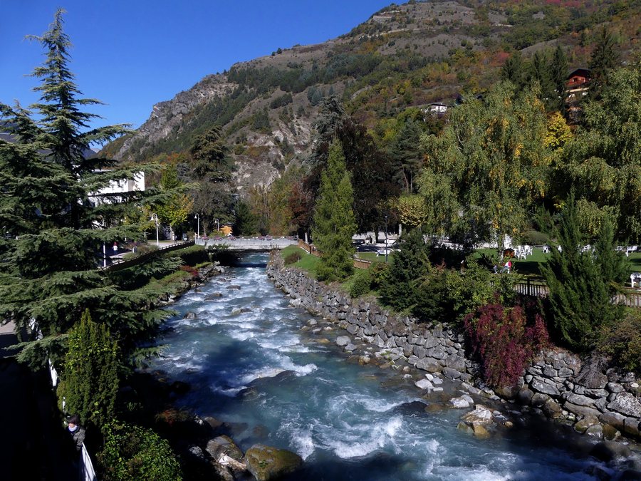 File:Doron de Bozel et parc thermal de Brides-les-Bains (octobre 2025).JPG