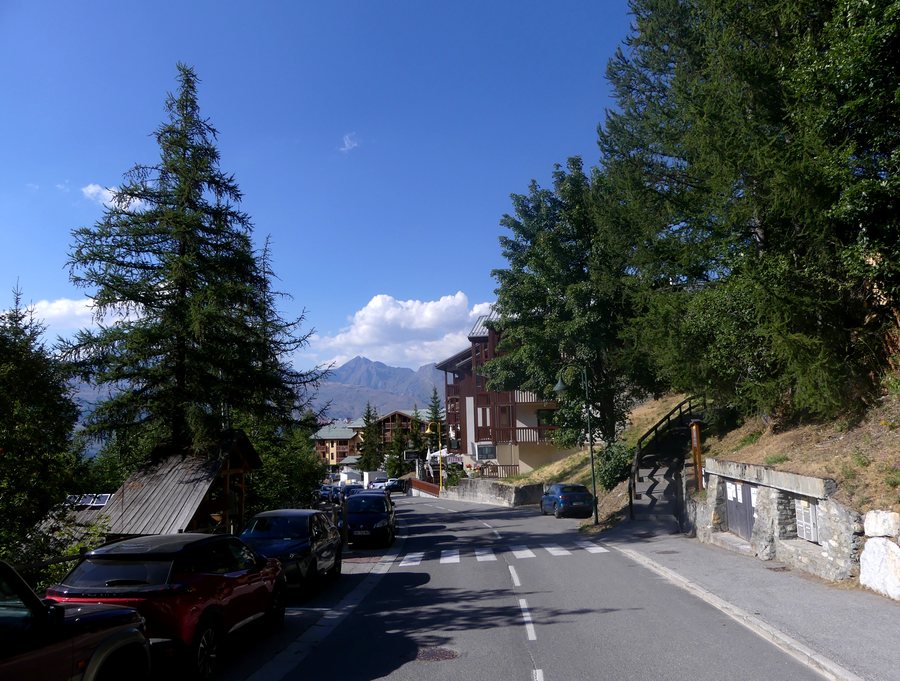 File:Village de Plan-Peisey à Vallandry en été (août 2022).JPG