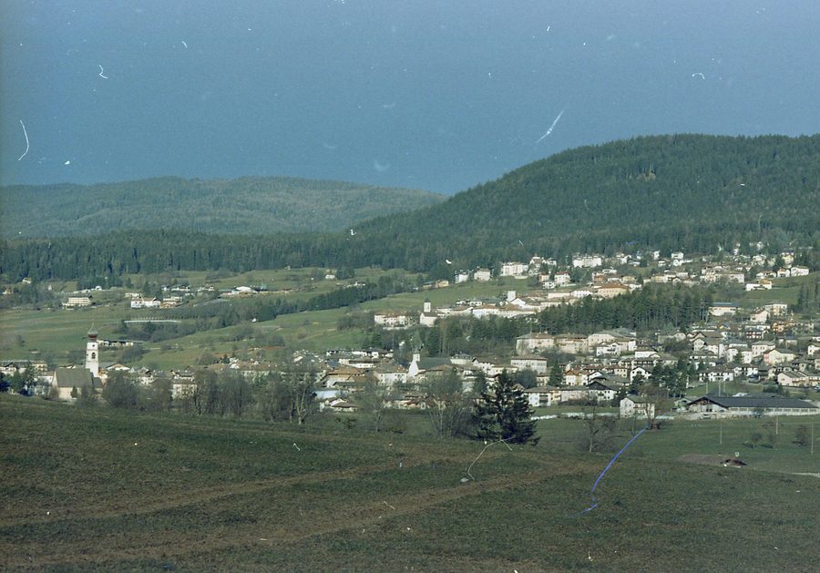 Panorama von Sarnonico im Val di Non mit umliegender Berglandschaft