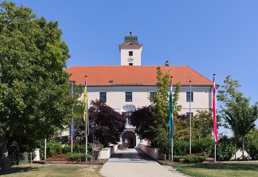 File:Vösendorf castle in Vösendorf, Lower Austria, Austria-west facade PNr°1227.jpg