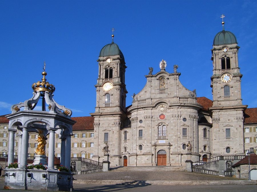 Kloster Einsiedeln mit dem Marienbrunnen im Kanton Schwyz