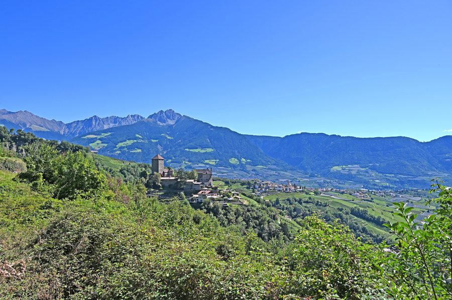 Panoramablick auf Schloss Tirol und Dorf Tirol in Südtirol