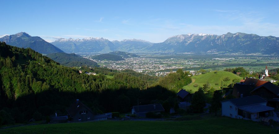 Dorf Dafins mit Blick über das Alpenrheintal zu Ardetzenberg und den Drei Schwestern