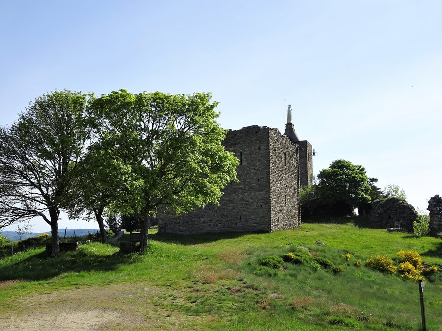 File:Lozère, château de Luc 04.jpg