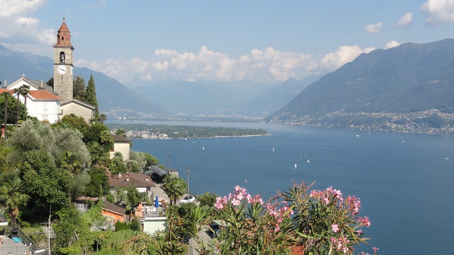 Blick nach Osten auf die Kirche San Martino in Ronco sopra Ascona und den Lago Maggiore