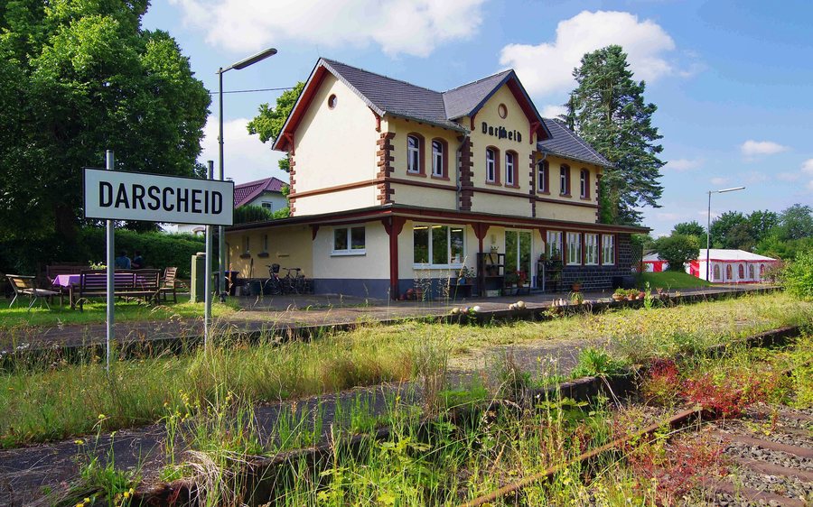 File:VULKANEIFEL DARSCHEID EHEMALIGER BAHNHOF.jpg