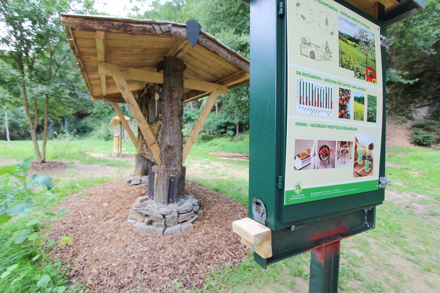 File:Insul (Eifel); Bienen-Lehrpfad und Informationszentrum b.jpg