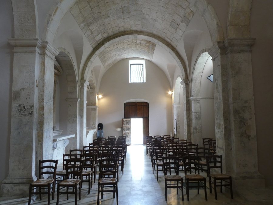 File:Roccamorice, chiesa di Santo Spirito - Interno 02.jpg