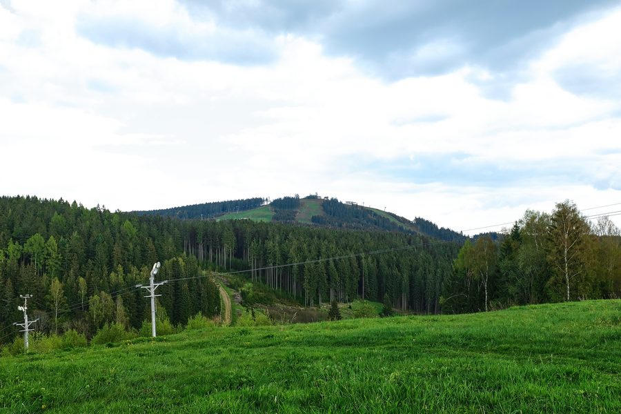 Blick über die Landschaft des Erzgebirges bei Abertamy zum Plešivec