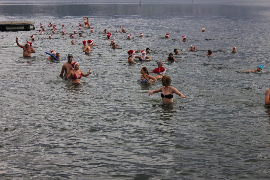 Bad im 9 Grad kalten Wasser des Vierwaldstättersees in Merlischachen