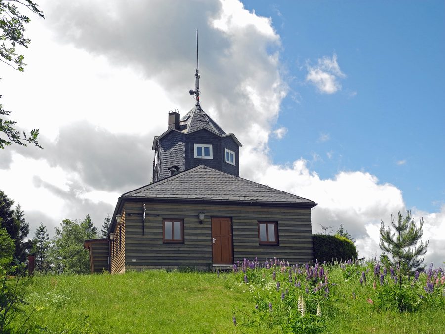 Ausflugslokal mit Aussichtsturm auf der Meuselbacher Kuppe