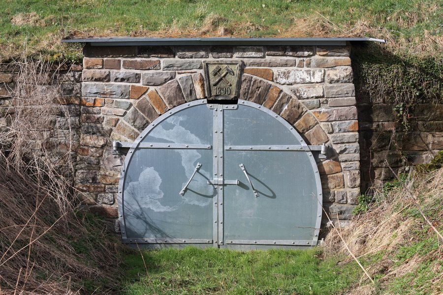 File:Stollenmundloch Grube Magdalena Morsbach.JPG