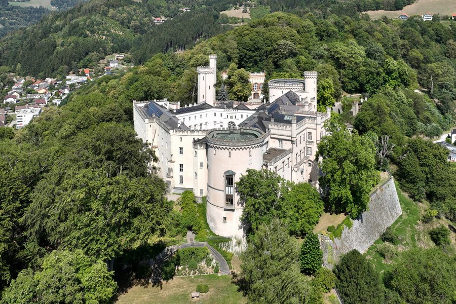 Schloss Wolfsberg in Kärnten über der historischen Stadt