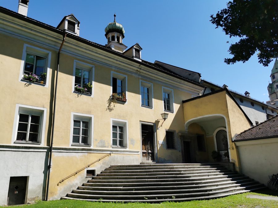 File:AUT — Land Tirol — Bezirk Innsbruck-Land — Hall in Tirol — Burg Hasegg (Westseite, Treppe) 2021.jpg