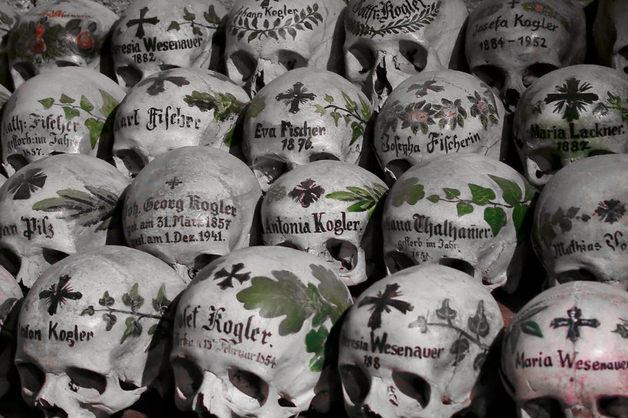 File:Totenschädel Painted skulls in Ossuary (Beinhaus) in Hallstatt, Salzkammergut, Oberösterreich, Austria 2006.jpg