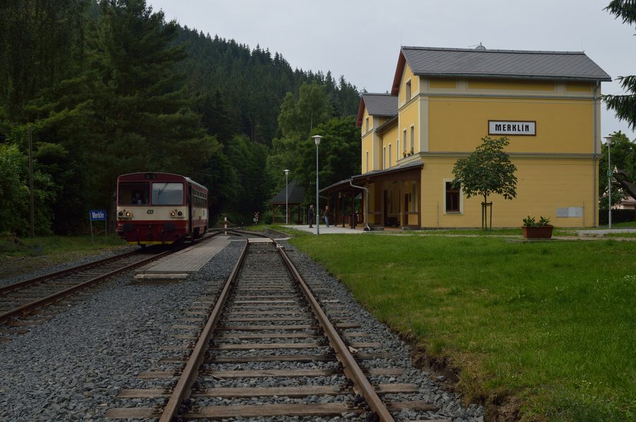 Regionalzug am Bahnhof von Merklín