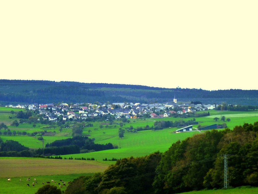 File:Beuren im Hochwald von Lückenburg aus gesehen - panoramio.jpg