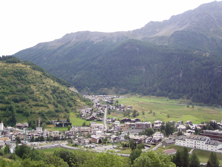 File:La Thuile, Italy.jpg