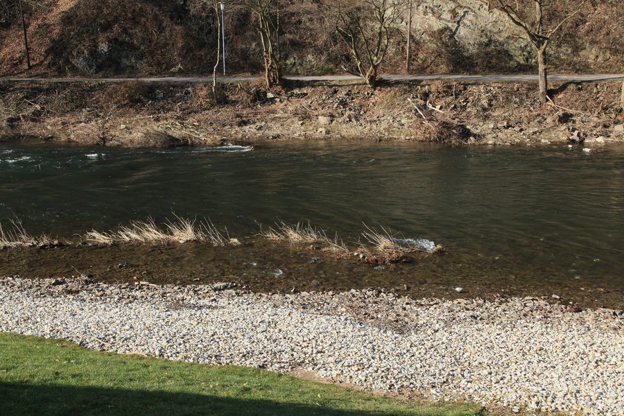 Die Lenne an der Dümplerleie in Nachrodt-Wiblingwerde mit dem Naturschutzgebiet Klippkes