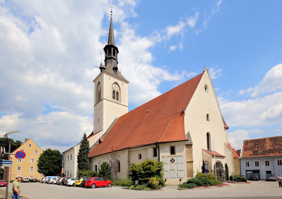 File:Bruck an der Mur - Pfarrkirche (1).JPG