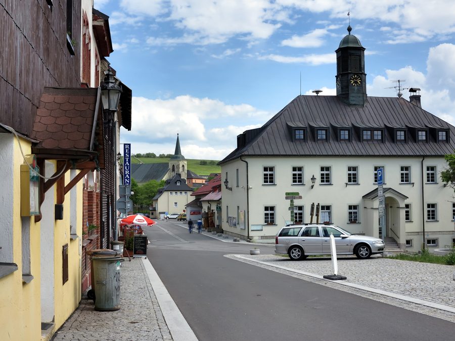 Hauptstraße und Rathaus in Boží Dar im Erzgebirge