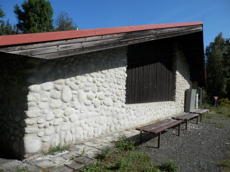 Gebäude der Haltestelle der Tatranská elektrická železnica in Stará Lesná, Slowakei