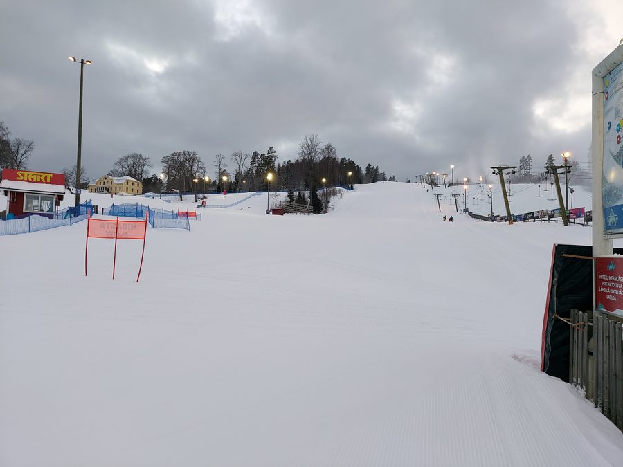 Winterliche Skipisten im Skigebiet Messilä bei Hollola