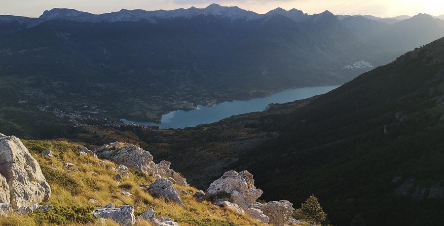 File:Il tramonto fiabesco sul lago di Barrea.jpg