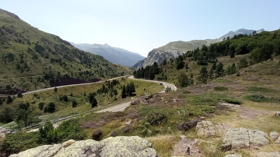 Blick vom Somport auf das Tal und den Wintersportort Candanchú