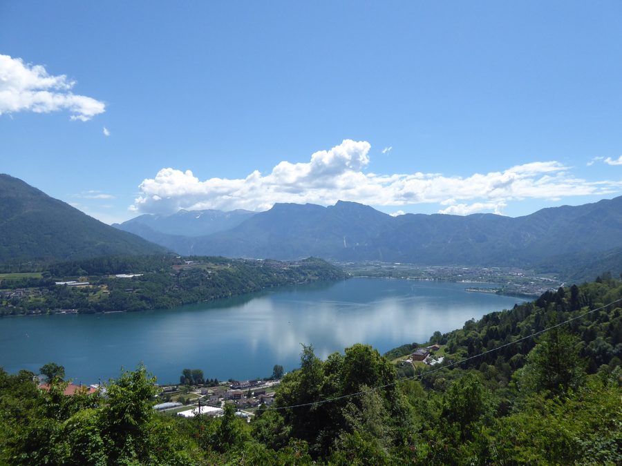 Blick auf den Caldonazzosee und die Valsugana-Landschaft bei Caldonazzo