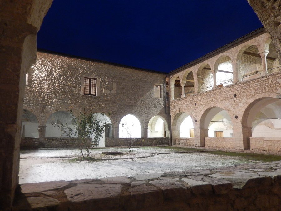 File:Leonessa (RI) Chiostro della Chiesa di San Francesco.jpg