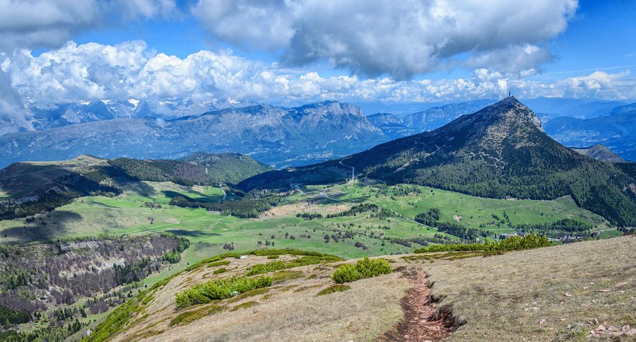 Panoramablick vom Monte Bondone auf die umliegenden Berge und Dolomiten