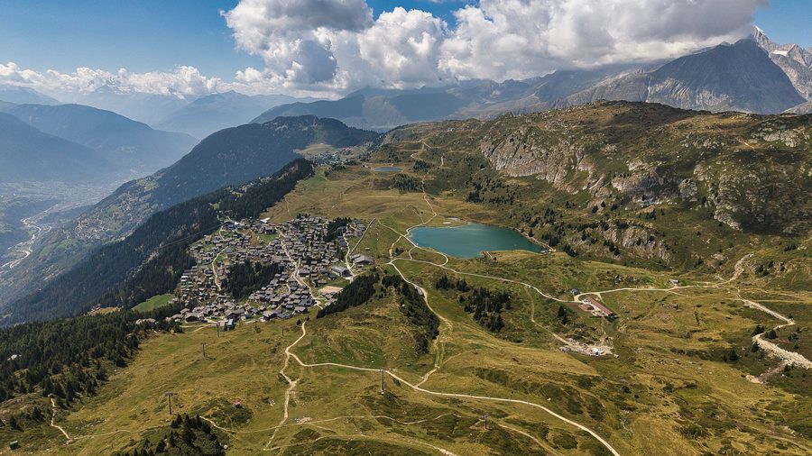 Bettmeralp mit Bettmersee vor alpiner Bergkulisse