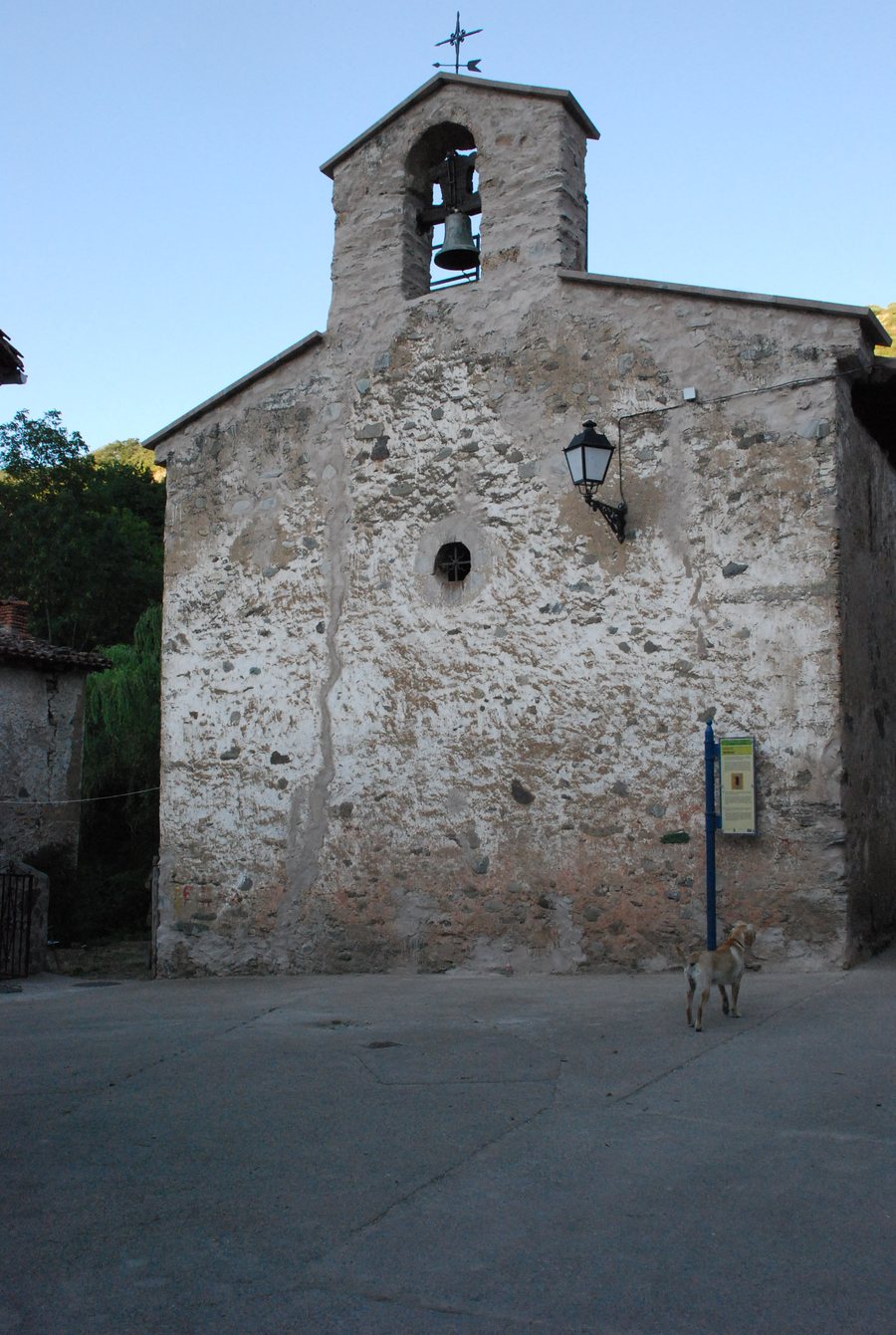 File:Iglesia de Azárrulla.JPG