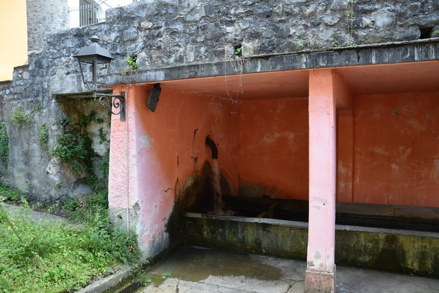 File:Lavatoio - Barzio, Via Valtorta.JPG