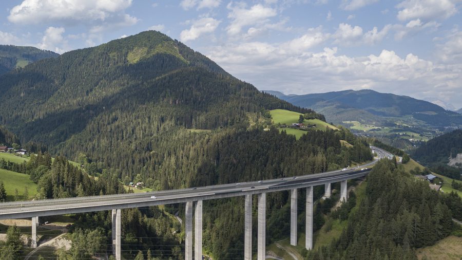 Talübergang Larzenbach der Tauern Autobahn in Hüttau im Salzburger Land