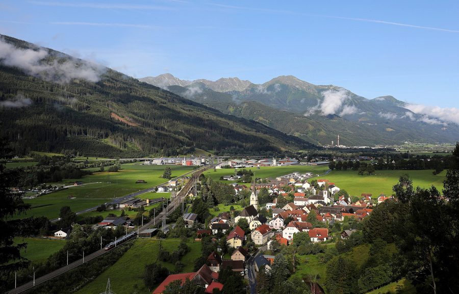 Gaishorn am See im Paltental mit der Ortschaft Trieben im Hintergrund