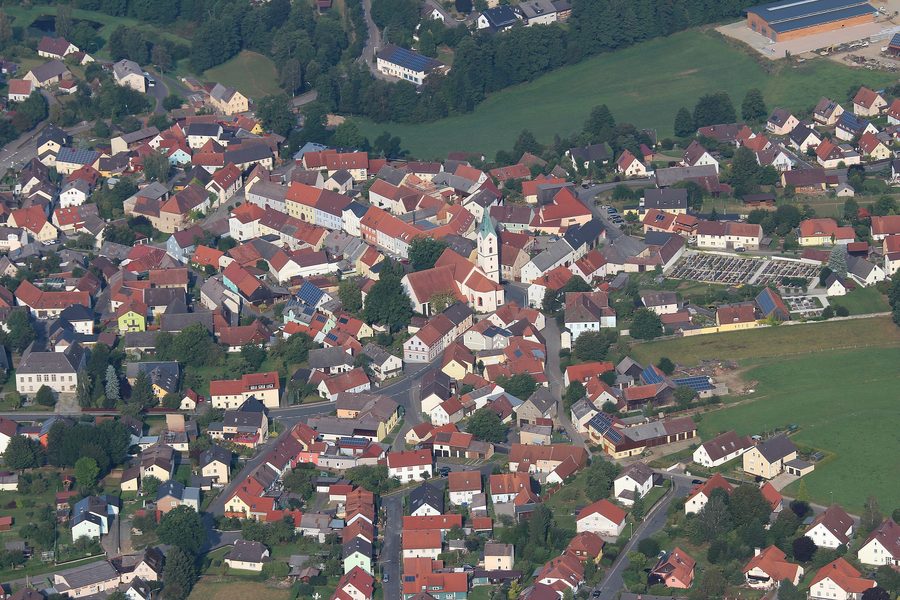 Ortsansicht von Waldthurn mit der Pfarrkirche St. Sebastian in Bayern