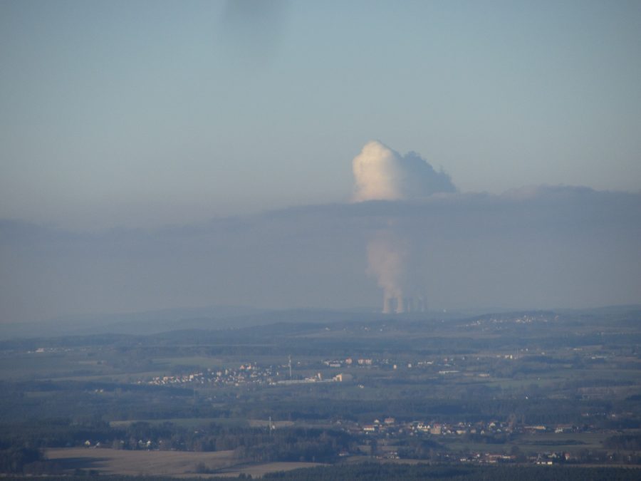 Blick über die Landschaft des Bezirks České Budějovice mit dem Kernkraftwerk Temelín am Horizont